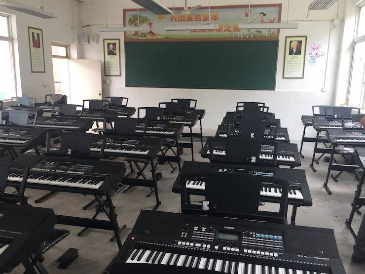 黄金城集团乐器爱心捐赠行动在四川金堂县举办 ——与音乐牵手 随幸福成长