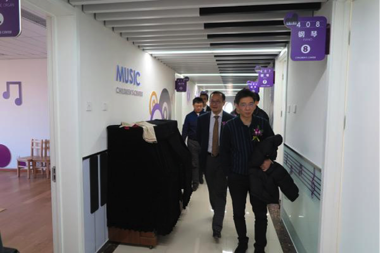 音乐之声暖寒冬 黄金城集团乐器捐赠爱心行动走进中国儿童中心艺术宫