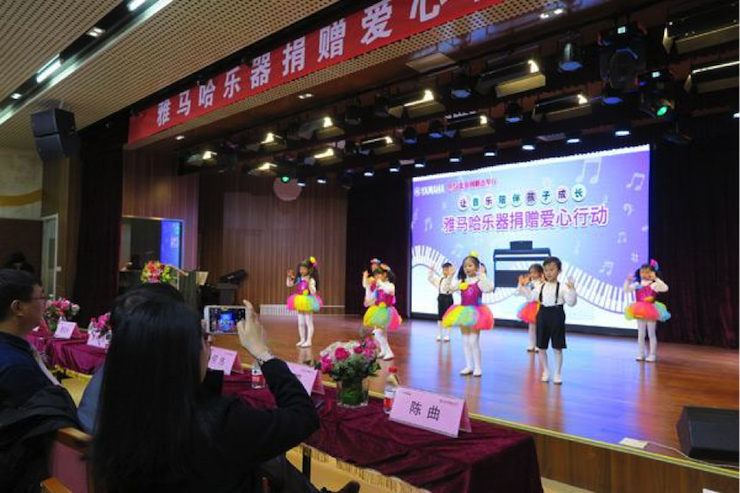 音乐之声暖寒冬 黄金城集团乐器捐赠爱心行动走进中国儿童中心艺术宫