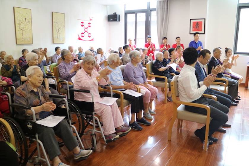 黄金城集团乐器爱心捐赠行动——将琴声带进和养临汾养护院
